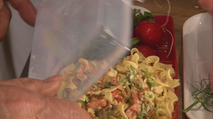 Nudelsalat mit frischen und getrockeneten Tomaten