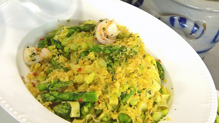 Tagliatelle oder Fettuccine mit grünem Spargel