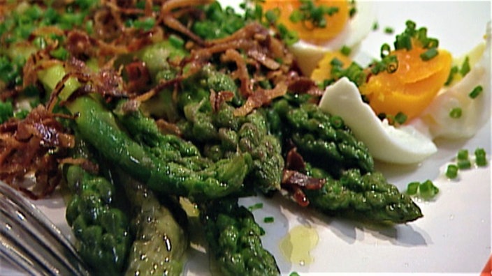 Salat von grünem Spargel mit Ei