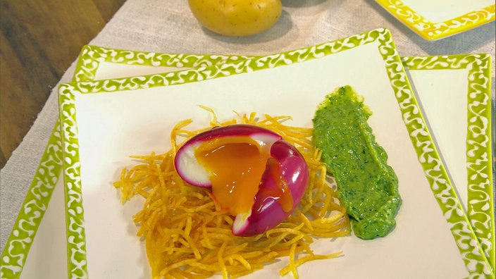 Rote-Bete-Eier mit Kartoffelknusper auf grüner Sauce
