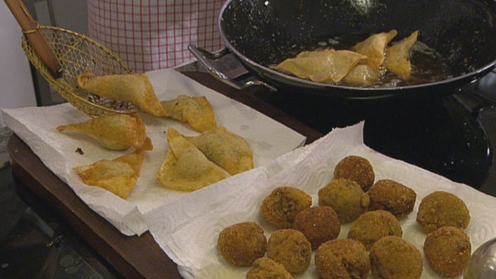 Knusprige Kartoffelbällchen und Kartoffelecken
