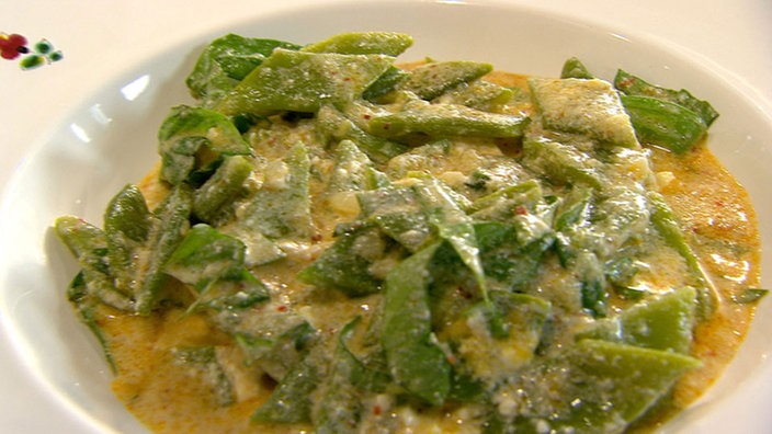 Kalte Bohnensuppe mit Joghurt und Schafskäse