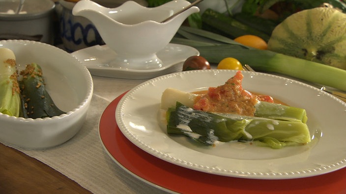 Lauch mit Tomatenragout und Käsesauce