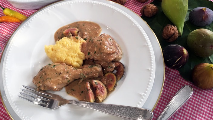 Geschmortes Huhn mit Walnusssoße und Feigen