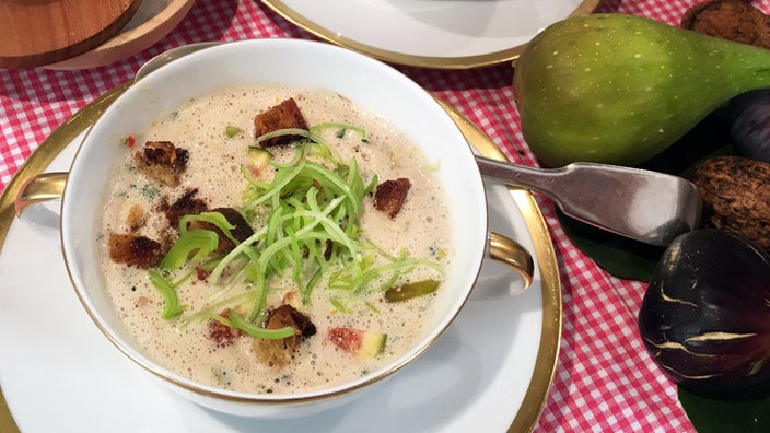 Feine Walnusscremesuppe mit Feigen
